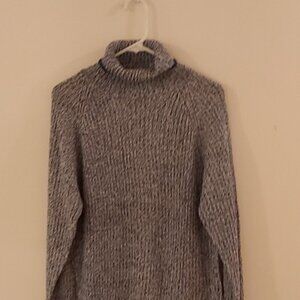 SWEATER BY CAROLYN TAYLOR . SHORT TURTLE NECK WITH LONG SLEEVES . SIZE 2